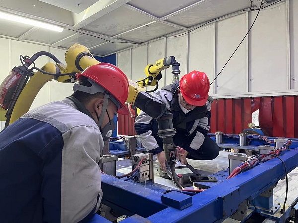14點，江蘇長江智能制造研究院有限責任公司秦拓、王豪在無錫現(xiàn)場進行新能源電池托盤焊接項目的設(shè)備安裝及調(diào)試工作.jpg