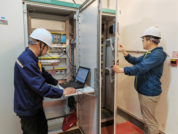 9時，自控事業(yè)部陳金源、薛翔宇在三峽泄洪壩段深孔605#泵房進行設(shè)備調(diào)試，對自主可控PLC進行信號對點及邏輯功能測試。.jpg