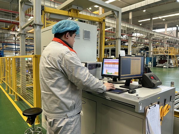 7. 江蘇常州，長(zhǎng)江院常州科技韓金城在無(wú)紡布車間操作自動(dòng)包裝機(jī)器人.jpg