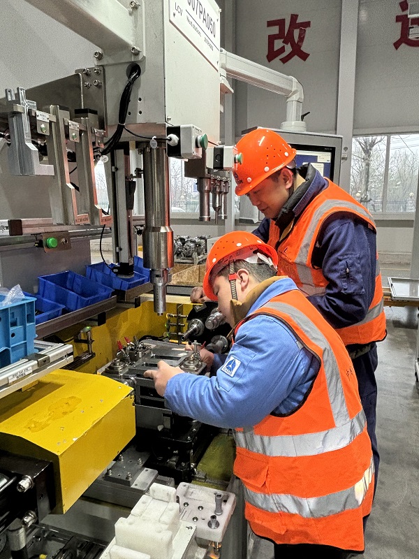 2. 浙江嘉興，智能裝配事業(yè)部陶東凱、韓冰華在AMT變速箱柔性生產(chǎn)線項(xiàng)目現(xiàn)場(chǎng)調(diào)試.jpg