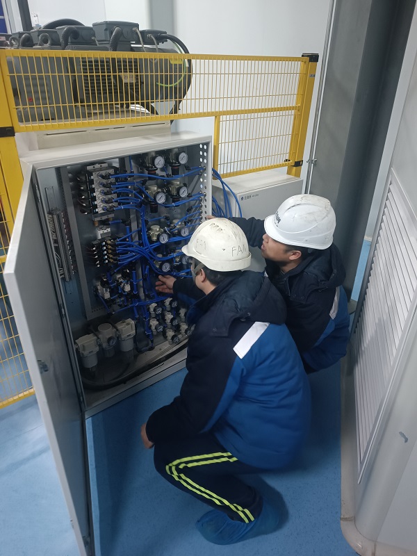 1. 天津，自控事業(yè)部竇增濤、趙強(qiáng)磊正在BOPA成套裝置及服務(wù)采購(gòu)項(xiàng)目上進(jìn)行調(diào)試.jpg